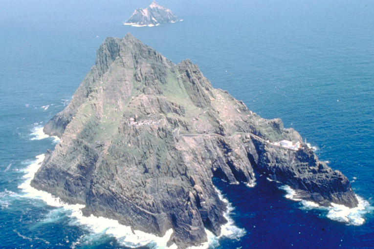 dunloe-1920-1080-aerialviewskellig-2090904277